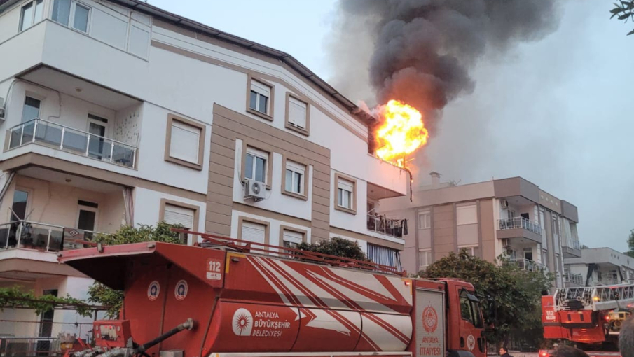 Teras katında çıkan yangın korkuttu